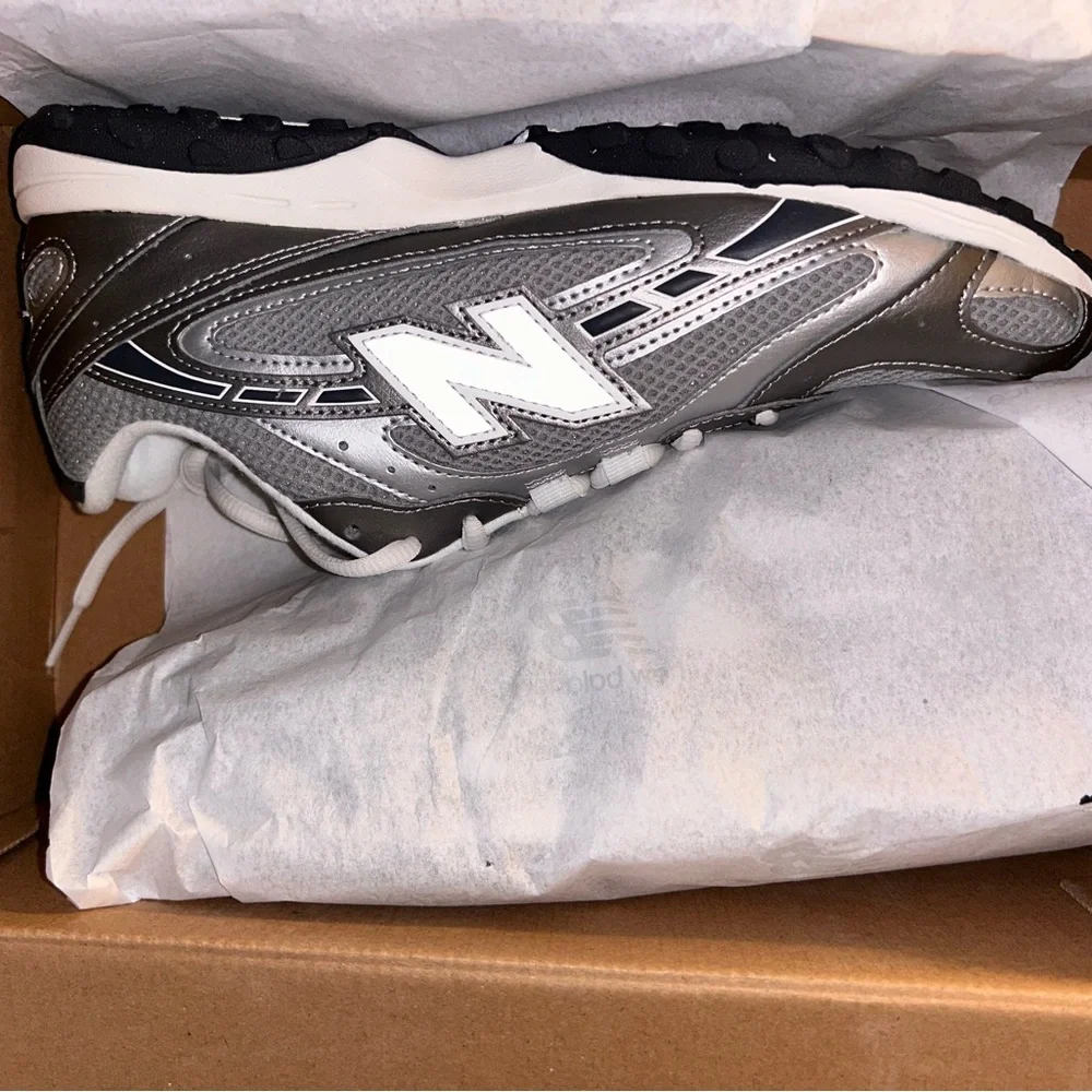 New Balance Unisex 2040L Silver and White Athletic Sneakers